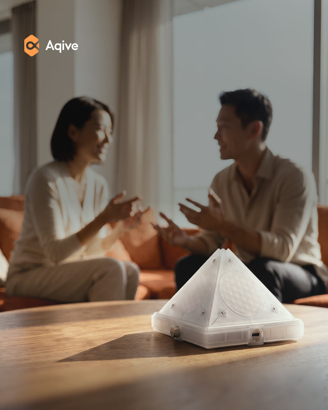撓境 Qi Vibe 放在客廳木桌上，一男一女坐在沙發上對話
