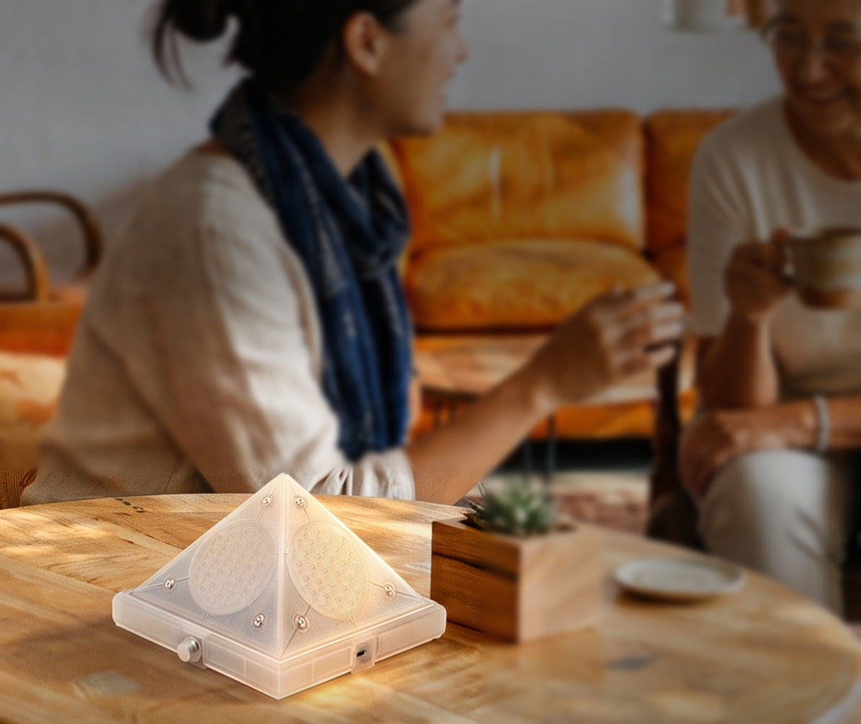 撓境 Qi Vibe 放在木桌上，後方兩位女性在客廳喝茶聊天