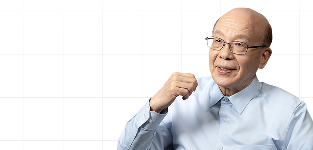 李嗣涔博士坐著講話，手舉在胸前