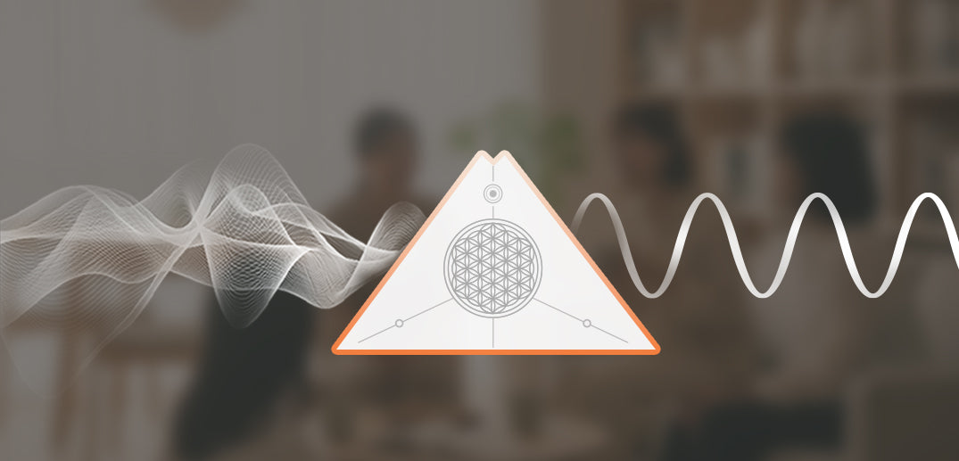 撓境 Qi Vibe 圖騰：左側雜亂的聲波經過中央三角形後，變成右側規律平順的波形