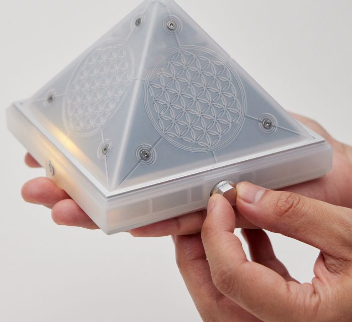 手握撓境 Qi Vibe，手指轉動側面的旋鈕